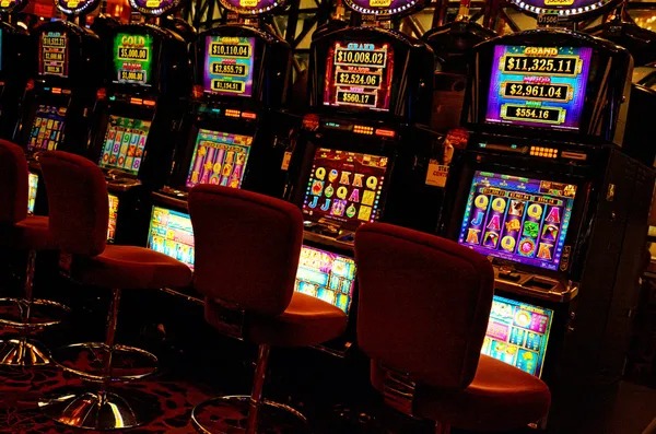 momo189 account dashboard displaying slot game library and current balance