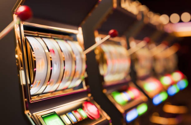 Starburst slot game interface showing five reels and betting controls on momo189